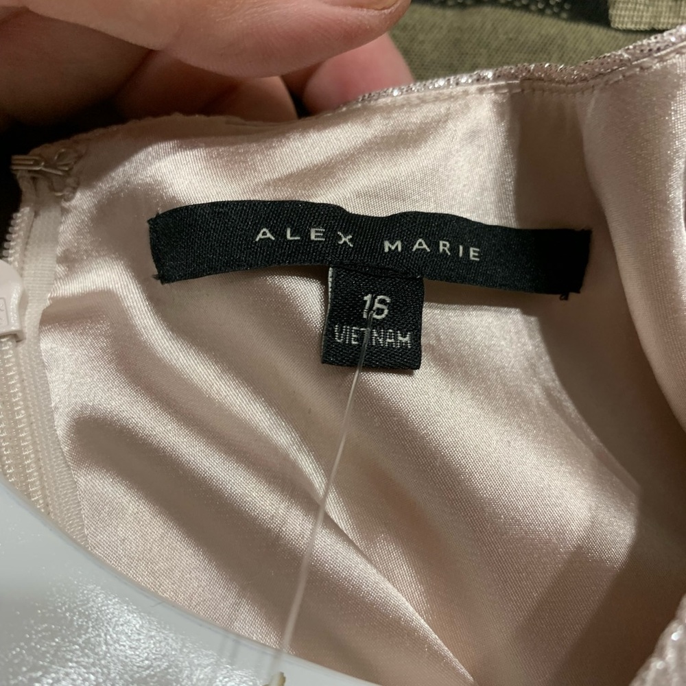 Beautiful Dillards dress never worn - Picture 3 of 4